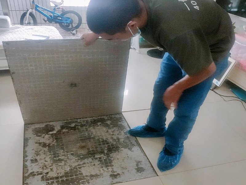 客廳瓷磚鋪貼:干鋪法和濕鋪法。主流的是干鋪法，因為干鋪法能有效避免瓷磚在鋪磚過程中造成氣泡、空鼓等現(xiàn)象（空鼓可能會導(dǎo)致瓷磚破裂），但是干鋪法技術(shù)含量較高，比較費(fèi)工 1、混凝土墻面處理：用火堿水或其他洗滌劑將施工面清洗干凈，用1 ：1水泥砂漿甩成小拉毛，兩天后抹成1：3水泥砂漿底層。 2、磚墻面處理：將施工面清理干凈，然后用清水打濕墻面，抹1：3水泥砂漿底層。 3、舊建筑面處理：清理原施工面污垢，并將此面用手鑿處理成毛墻面。 4、瓷磚鋪貼前應(yīng)充分浸水，以保證鋪貼牢固。