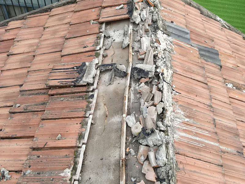 屋頂瓦房防水維修：其實首要的條是要找漏，主要是從屋頂?shù)母叱鐾吞幷衣ㄒ驗樗滋幜鳎┦紫仁强次蓓斢袥]有裂紋，原有的防水層有沒有老化掉，屋頂原有的SBS防水卷材有沒有氣泡，有氣泡的話就證已經(jīng)進入防水層的底部了，這樣就漏水了，還有屋頂上的天溝有沒有堵塞。  房屋漏水修補辦法,大都采用清理屋面、裂縫填平、裂縫密封、砂漿找平等維修方法。