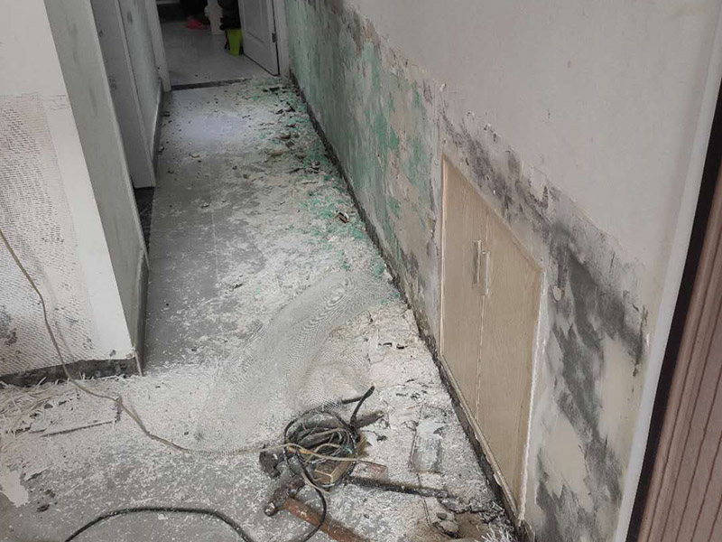 墻裙墻面翻新安裝:1．選擇墻裙，要根據(jù)市面積確定產(chǎn)品的種類和造型，如果房子面積有限，要盡量選取簡單型的墻裙，造型也要簡單些，以節(jié)省空間為主，更加注重空間的運(yùn)用，這樣才不會(huì)顯得擁擠。 2．裝修好了再裝墻裙，往往不能統(tǒng)一風(fēng)格，所以裝什么風(fēng)格的墻裙，在裝修前就應(yīng)該確定下來。尤其重要的是，墻裙一定要符合裝修的整體風(fēng)格，如果是中式風(fēng)格的裝修，選擇方格式式就會(huì)顯得格格不入，同樣，歐式的居室，裝進(jìn)去一墻面的中式墻裙也會(huì)很怪異。 3.往墻面上固定，無需打底，我們有配套的底座，用釘槍把底座打到墻上，然后拿我們的板材往底座上扣合就行了。也解決了拐角、收邊、難的問題，我們都是有相應(yīng)的型材。