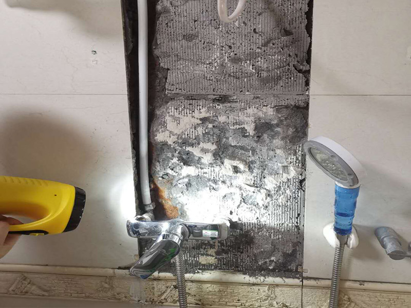 熱水器水管漏水維修：水管漏水修補要先找到漏水點，然后針對性修補，水管裂縫小可以直接將在漏水處涂抹上玻璃膠，但是要先關(guān)閉水閘、保持滲漏處干燥才能施工，玻璃膠干了之后才可以打開水閘，若是破損大，可將其切掉，用一節(jié)新水管和兩個接頭來修補，并在接頭處涂抹膠水密封。