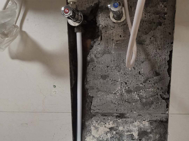 熱水器水管漏水維修：水管漏水修補要先找到漏水點，然后針對性修補，水管裂縫小可以直接將在漏水處涂抹上玻璃膠，但是要先關(guān)閉水閘、保持滲漏處干燥才能施工，玻璃膠干了之后才可以打開水閘，若是破損大，可將其切掉，用一節(jié)新水管和兩個接頭來修補，并在接頭處涂抹膠水密封。