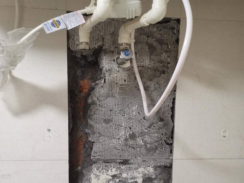 熱水器水管漏水維修：水管漏水修補要先找到漏水點，然后針對性修補，水管裂縫小可以直接將在漏水處涂抹上玻璃膠，但是要先關(guān)閉水閘、保持滲漏處干燥才能施工，玻璃膠干了之后才可以打開水閘，若是破損大，可將其切掉，用一節(jié)新水管和兩個接頭來修補，并在接頭處涂抹膠水密封。