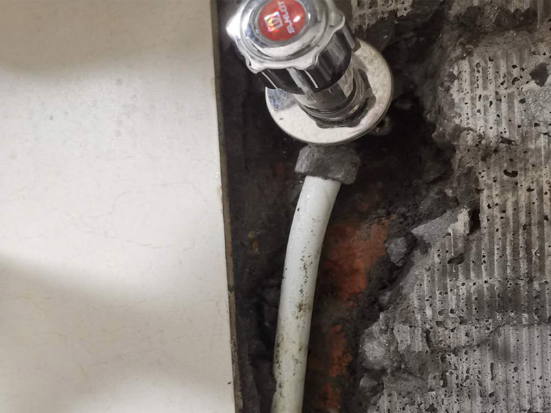 熱水器水管漏水維修：水管漏水修補要先找到漏水點，然后針對性修補，水管裂縫小可以直接將在漏水處涂抹上玻璃膠，但是要先關(guān)閉水閘、保持滲漏處干燥才能施工，玻璃膠干了之后才可以打開水閘，若是破損大，可將其切掉，用一節(jié)新水管和兩個接頭來修補，并在接頭處涂抹膠水密封。