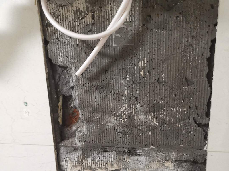 熱水器水管漏水維修：水管漏水修補要先找到漏水點，然后針對性修補，水管裂縫小可以直接將在漏水處涂抹上玻璃膠，但是要先關(guān)閉水閘、保持滲漏處干燥才能施工，玻璃膠干了之后才可以打開水閘，若是破損大，可將其切掉，用一節(jié)新水管和兩個接頭來修補，并在接頭處涂抹膠水密封。