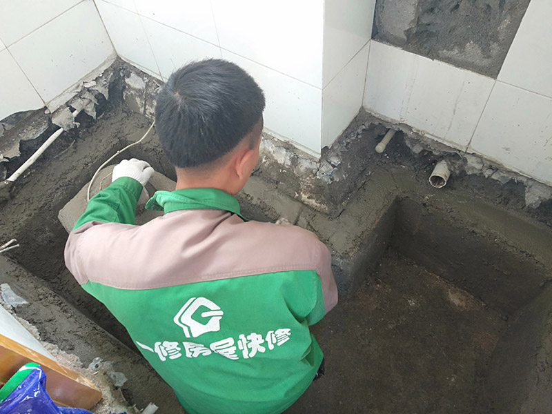 衛(wèi)生間墻地面抹灰：在進行防水處理之前，一定先找平地du面，如果地面不平對防水的效果可能會有影響，也可能造成因防水涂料薄厚不均而導(dǎo)致的開裂滲漏。地漏，墻角，管跟等接縫處要使用高彈性的柔性防水涂刷，因為衛(wèi)生間的墻與地面之間的接縫處會移位最容易滲水。 墻面處理上要做大約30cm高的防水涂料，以防積水滲透墻面返潮，如果衛(wèi)生間有淋浴房應(yīng)將防水做180cm，如果有浴缸，與浴缸相鄰的墻面防水高度應(yīng)比浴缸高處30cm.防水層做好后要留余一定的時間，讓防水層與建筑更好的融為一體，然后在防水層上做保護層再鋪地磚，施工過程中，可千萬馬虎不得，要盡量的保護防水層。