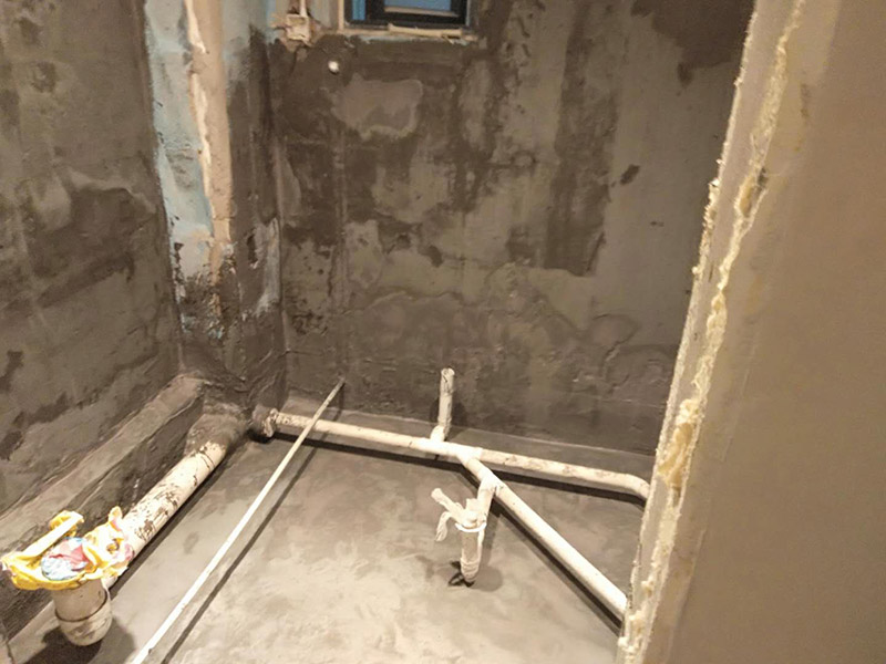 衛(wèi)生間墻地面抹灰：在進行防水處理之前，一定先找平地du面，如果地面不平對防水的效果可能會有影響，也可能造成因防水涂料薄厚不均而導(dǎo)致的開裂滲漏。地漏，墻角，管跟等接縫處要使用高彈性的柔性防水涂刷，因為衛(wèi)生間的墻與地面之間的接縫處會移位最容易滲水。 墻面處理上要做大約30cm高的防水涂料，以防積水滲透墻面返潮，如果衛(wèi)生間有淋浴房應(yīng)將防水做180cm，如果有浴缸，與浴缸相鄰的墻面防水高度應(yīng)比浴缸高處30cm.防水層做好后要留余一定的時間，讓防水層與建筑更好的融為一體，然后在防水層上做保護層再鋪地磚，施工過程中，可千萬馬虎不得，要盡量的保護防水層。