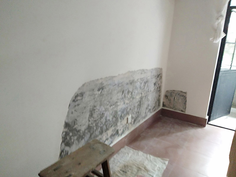 墻面局部鏟除防水：1、清理墻面：以鏟刀清除墻面已松動(dòng)的膩?zhàn)訉?。用鏟刀無(wú)法清除的膩?zhàn)訉?，可以用小錘子輕輕敲擊，如果沒(méi)有空鼓的聲音，并且敲后仍不松動(dòng)的地方可以保留原有的基層。 2、清洗墻面：用清潔水或洗滌靈將表面的浮塵、油污進(jìn)行徹底清洗干凈，然后用高壓水槍進(jìn)行徹底沖洗，清除已粉化的涂層。 3、修補(bǔ)墻面： （1）基層起皮的處理方法：鋼絲刷刷掉起皮的涂料面層，刷界面劑，重新進(jìn)行涂料施工。 （2）基層裂縫的處理方法：開(kāi)V型槽，掛抗堿玻纖網(wǎng)格布，水泥砂漿抹面，批刮柔性膩?zhàn)樱M(jìn)行涂料施工。 （3）基層空鼓的處理方法：云石機(jī)切出空鼓的墻面，薄而多遍的水泥砂漿抹面，達(dá)到原有墻面的高度，刷界面劑，然后進(jìn)行涂料施工。