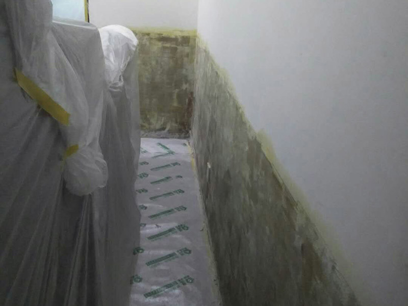 墻裙基層鏟除翻新：白墻或者裸墻局部起鼓或者輕微龜裂剝落的話，可以把出現問題的地方鏟除，并將鏟除部分的邊緣磨平滑后，重新刮一次膩子，上底漆，再刷再涂，不過可能會跟原來的墻面有一點色差。 全面施工等于重新裝修一樣，工程量是最大的，適用于存在多處開裂、掉皮、起粉現象的墻面。首先墻面要全部鏟除至水泥層，若是一些居住年代(如80年代以前)較久未裝修的房子，更是需要鏟除到磚墻體表面，然后全面施工翻新墻面：平整墻面&mdash;&mdash;固化基層&mdash;&mdash;刷界面劑&mdash;&mdash;批刮三遍耐水膩子&mdash;&mdash;墻面打磨&mdash;&mdash;上一遍底漆&mdash;&mdash;上兩次效果面漆。