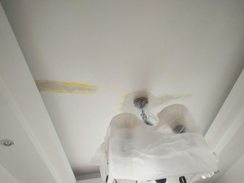 頂面空鼓維修：1、對空鼓區(qū)域進(jìn)行基本的處理，然后采用隔離劑對空鼓區(qū)域進(jìn)行基本的處理，清理干凈殘留物品，然后抹上一層膠膜。 2、進(jìn)行維修的時候一定要保持空鼓區(qū)域的濕潤性，提前一天進(jìn)行處理，然后在開始之前要進(jìn)行灑水處理。 3、為了保險起見，我們需要進(jìn)行封層抹灰的清理方面，第一次抹灰的時候，一定要抹實(shí)，以薄為主要，帶底灰完成之后，等一會就可以進(jìn)行二次抹灰了，第二次抹灰以厚度為主要，同時要注意平整性處理，處理完之后等待七八成晾干的情況下，就可以進(jìn)行最后一步工作了，進(jìn)行最后的抹灰處理，一般整體厚度不超過15mm就行了。