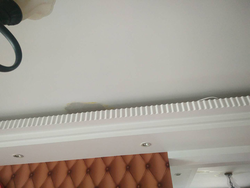 頂面空鼓維修：1、對空鼓區(qū)域進(jìn)行基本的處理，然后采用隔離劑對空鼓區(qū)域進(jìn)行基本的處理，清理干凈殘留物品，然后抹上一層膠膜。 2、進(jìn)行維修的時候一定要保持空鼓區(qū)域的濕潤性，提前一天進(jìn)行處理，然后在開始之前要進(jìn)行灑水處理。 3、為了保險起見，我們需要進(jìn)行封層抹灰的清理方面，第一次抹灰的時候，一定要抹實(shí)，以薄為主要，帶底灰完成之后，等一會就可以進(jìn)行二次抹灰了，第二次抹灰以厚度為主要，同時要注意平整性處理，處理完之后等待七八成晾干的情況下，就可以進(jìn)行最后一步工作了，進(jìn)行最后的抹灰處理，一般整體厚度不超過15mm就行了。