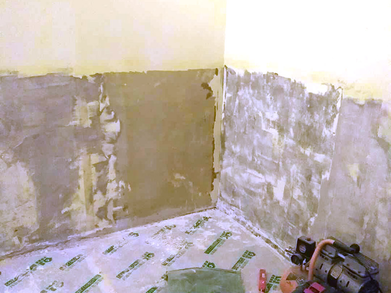 墻面修補翻新：舊墻面在翻新前一定要做墻面基底處理，粉化嚴(yán)重的要全部鏟除，鏟除后抹上一層白水泥，原來墻面過于光滑、刷過油漆的鏟除后還要做打磨處理，把粘結(jié)不牢的表皮去掉，便于新涂料和墻體粘結(jié)。墻面底漆的作用是抗堿防潮、封固基材、保護面漆，提高面漆的質(zhì)感和遮蓋力，對于老房翻新，墻面一定要做底漆，如果沒有刷底漆就直接上面漆的話，時間一長墻面容易起泡、發(fā)霉，太陽照曬時間長了也容易變色。已經(jīng)上好面漆的墻面要修補會比較麻煩，容易產(chǎn)生色差，材料的使用時間不同，質(zhì)量也難以保證，很難達到理想效果。 所以墻面的修補最好是整塊墻面，或是盡可能地選擇較大面積進行修補，這樣可以盡量避免產(chǎn)生色差，修補后的質(zhì)量也更好。