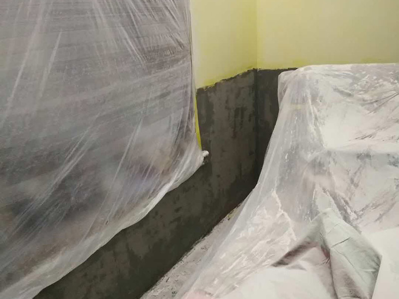 墻面修補翻新：舊墻面在翻新前一定要做墻面基底處理，粉化嚴(yán)重的要全部鏟除，鏟除后抹上一層白水泥，原來墻面過于光滑、刷過油漆的鏟除后還要做打磨處理，把粘結(jié)不牢的表皮去掉，便于新涂料和墻體粘結(jié)。墻面底漆的作用是抗堿防潮、封固基材、保護面漆，提高面漆的質(zhì)感和遮蓋力，對于老房翻新，墻面一定要做底漆，如果沒有刷底漆就直接上面漆的話，時間一長墻面容易起泡、發(fā)霉，太陽照曬時間長了也容易變色。已經(jīng)上好面漆的墻面要修補會比較麻煩，容易產(chǎn)生色差，材料的使用時間不同，質(zhì)量也難以保證，很難達到理想效果。 所以墻面的修補最好是整塊墻面，或是盡可能地選擇較大面積進行修補，這樣可以盡量避免產(chǎn)生色差，修補后的質(zhì)量也更好。