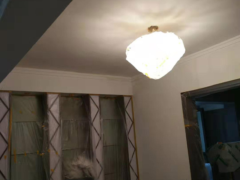 全屋墻面翻新及保護(hù)方案：舊墻面翻新基層處理從專業(yè)角度看，翻新流程應(yīng)有下列幾個(gè)環(huán)節(jié)組成：了解工程概況&rarr;工程視查&rarr;測試病變&rarr;提出建議&rarr;施工方案&rarr;準(zhǔn)備工作&rarr;施工過程&rarr;驗(yàn)收 舊墻面翻新基層處理從專業(yè)角度看,翻新流程應(yīng)有下列幾個(gè)環(huán)節(jié)組成:了解工程概況&rarr;工程視查&rarr;測試病變&rarr;提出建議&rarr;施工方案&rarr;準(zhǔn)備工作&rarr;施工過程&rarr;驗(yàn)收 瓷磚、地板施工時(shí)，經(jīng)常有些會(huì)忽略了成品保護(hù)這步，直接在港普的瓷磚、地板上堆放東西。，甚至直接就在上面走動(dòng)了。其實(shí)，在沒有使用覆蓋膜之前，這些都是錯(cuò)誤的，會(huì)對(duì)鋪貼效果產(chǎn)生很大影響。正確的做法是，在瓷磚干固以前，禁止在上面走動(dòng)或堆放東西；還要覆蓋專門的保護(hù)膜，以免裝修的沙子磨傷地面，或者有色涂料沾上地板，還有造成瓷磚高低不平等。