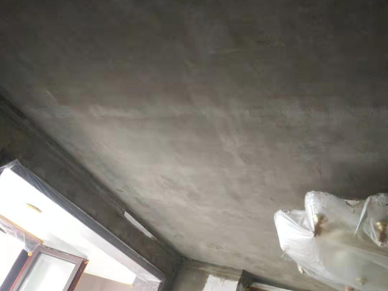 全屋墻面翻新及保護(hù)方案：舊墻面翻新基層處理從專業(yè)角度看，翻新流程應(yīng)有下列幾個(gè)環(huán)節(jié)組成：了解工程概況&rarr;工程視查&rarr;測試病變&rarr;提出建議&rarr;施工方案&rarr;準(zhǔn)備工作&rarr;施工過程&rarr;驗(yàn)收 舊墻面翻新基層處理從專業(yè)角度看,翻新流程應(yīng)有下列幾個(gè)環(huán)節(jié)組成:了解工程概況&rarr;工程視查&rarr;測試病變&rarr;提出建議&rarr;施工方案&rarr;準(zhǔn)備工作&rarr;施工過程&rarr;驗(yàn)收 瓷磚、地板施工時(shí)，經(jīng)常有些會(huì)忽略了成品保護(hù)這步，直接在港普的瓷磚、地板上堆放東西。，甚至直接就在上面走動(dòng)了。其實(shí)，在沒有使用覆蓋膜之前，這些都是錯(cuò)誤的，會(huì)對(duì)鋪貼效果產(chǎn)生很大影響。正確的做法是，在瓷磚干固以前，禁止在上面走動(dòng)或堆放東西；還要覆蓋專門的保護(hù)膜，以免裝修的沙子磨傷地面，或者有色涂料沾上地板，還有造成瓷磚高低不平等。