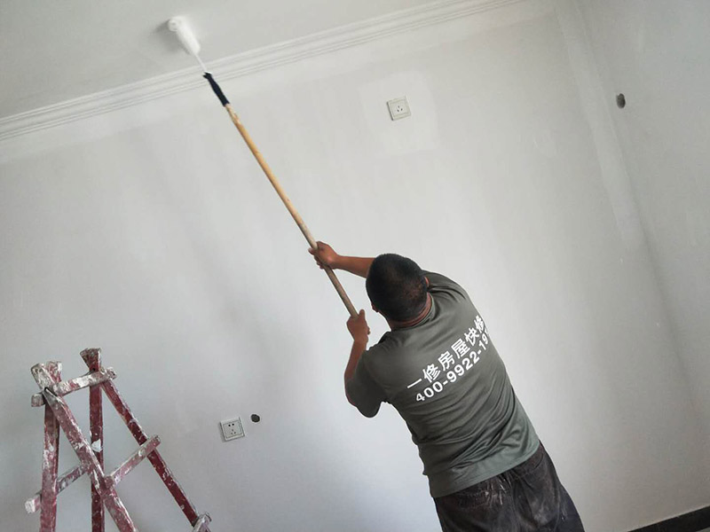 墻面乳膠漆裝修：毛坯的墻體或者已經(jīng)做好1道膩子層的房子，基層要求基層必須平整堅固。不得有粉化、起砂、空鼓、脫落等現(xiàn)象。基層不平和坑洼面應(yīng)該配套膩子刮平。陰陽角必須通過彈墨線來找垂直的鋁通來衡量水平垂直的整度。后一遍膩子應(yīng)在前一遍膩子完全干后方能施工。一般來說，內(nèi)墻乳膠漆，在墻砌好后，是在抹灰完成后，總包單位會進(jìn)行兩道抹灰，第二道的時候基面加以修飾效果的補平。