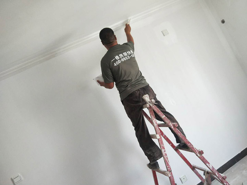 墻面乳膠漆裝修：毛坯的墻體或者已經(jīng)做好1道膩子層的房子，基層要求基層必須平整堅固。不得有粉化、起砂、空鼓、脫落等現(xiàn)象。基層不平和坑洼面應(yīng)該配套膩子刮平。陰陽角必須通過彈墨線來找垂直的鋁通來衡量水平垂直的整度。后一遍膩子應(yīng)在前一遍膩子完全干后方能施工。一般來說，內(nèi)墻乳膠漆，在墻砌好后，是在抹灰完成后，總包單位會進(jìn)行兩道抹灰，第二道的時候基面加以修飾效果的補平。