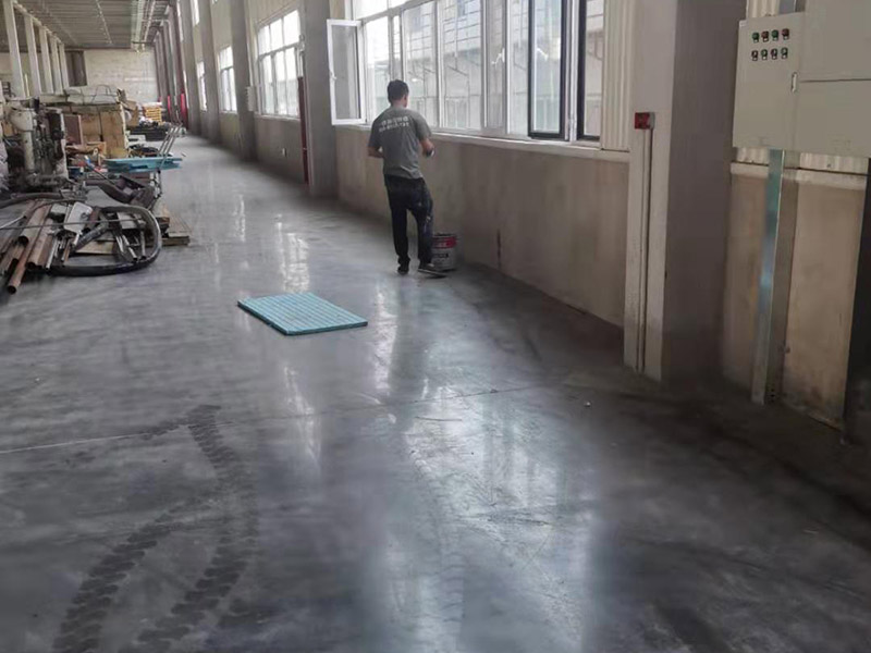 工廠墻裙翻新裝修：在對工廠墻面翻新時，必須先清潔以前的墻。如果粉末很嚴(yán)重，必須將其清理干凈。因為之前的墻壁可能涂有油漆和乳膠漆，所以最好在根除后再進行涂漆。工廠墻面翻新時還要進行拋光，應(yīng)清理原始墻壁上的堅固皮膚和浮動水槽。如果有一小部分墻壁和裂縫，可以用膩子填充。 如果工廠墻面翻新在修復(fù)過程中不全面，并且涂漆過程已經(jīng)完成，那將非常麻煩，等到涂漆項目完成，再去修復(fù)，就很難達到預(yù)期的效果。而且最大的問題是色差問題，所以在修復(fù)工廠墻面時一定要小心、全面，不要給以后的項目增加負(fù)擔(dān)。 一般的工廠面積比較大，工廠墻面翻新時重要是在面漆方面。在上面漆之前，根據(jù)油漆的說明比例搭配，準(zhǔn)備足夠的量以確保所有墻面的顏色相同，免得油漆不足，需要重新調(diào)配，這樣很容易造成色差、不均勻。工廠墻面翻新時，還應(yīng)選擇優(yōu)質(zhì)的涂料滾筒，使油漆質(zhì)地更均勻，更美觀。