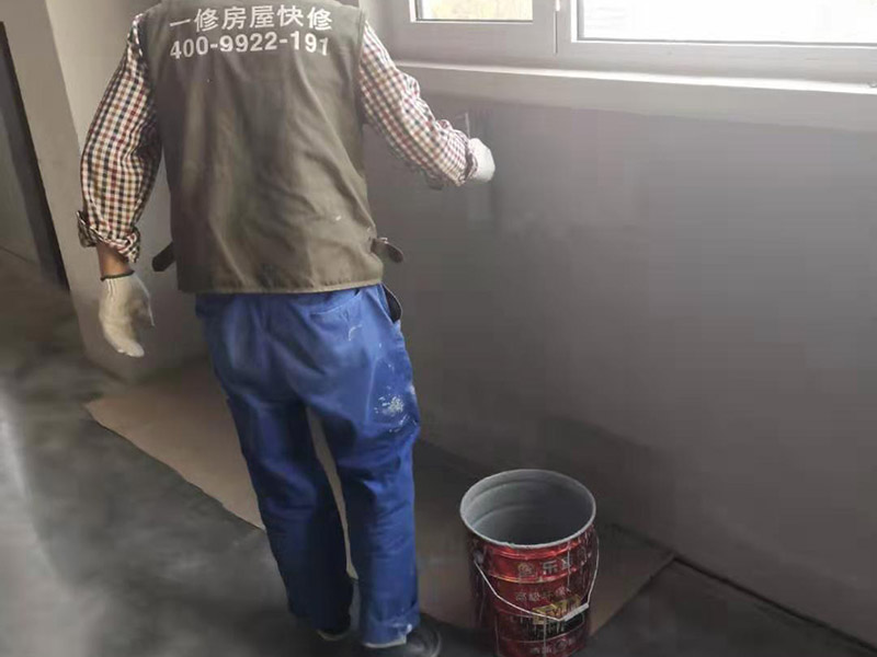 工廠墻裙翻新裝修：在對工廠墻面翻新時，必須先清潔以前的墻。如果粉末很嚴(yán)重，必須將其清理干凈。因為之前的墻壁可能涂有油漆和乳膠漆，所以最好在根除后再進行涂漆。工廠墻面翻新時還要進行拋光，應(yīng)清理原始墻壁上的堅固皮膚和浮動水槽。如果有一小部分墻壁和裂縫，可以用膩子填充。 如果工廠墻面翻新在修復(fù)過程中不全面，并且涂漆過程已經(jīng)完成，那將非常麻煩，等到涂漆項目完成，再去修復(fù)，就很難達到預(yù)期的效果。而且最大的問題是色差問題，所以在修復(fù)工廠墻面時一定要小心、全面，不要給以后的項目增加負(fù)擔(dān)。 一般的工廠面積比較大，工廠墻面翻新時重要是在面漆方面。在上面漆之前，根據(jù)油漆的說明比例搭配，準(zhǔn)備足夠的量以確保所有墻面的顏色相同，免得油漆不足，需要重新調(diào)配，這樣很容易造成色差、不均勻。工廠墻面翻新時，還應(yīng)選擇優(yōu)質(zhì)的涂料滾筒，使油漆質(zhì)地更均勻，更美觀。