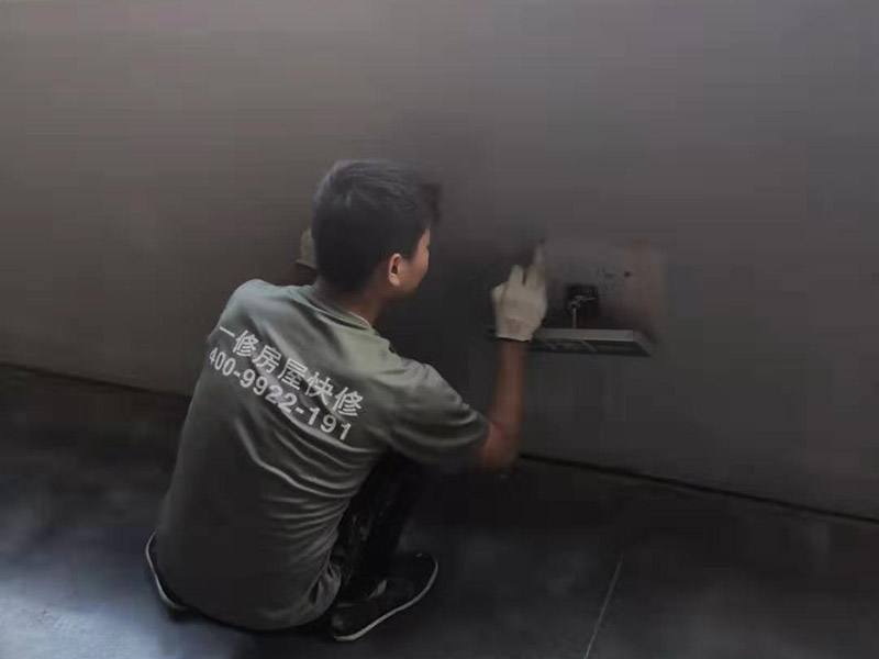 工廠墻裙翻新裝修：在對工廠墻面翻新時，必須先清潔以前的墻。如果粉末很嚴(yán)重，必須將其清理干凈。因為之前的墻壁可能涂有油漆和乳膠漆，所以最好在根除后再進行涂漆。工廠墻面翻新時還要進行拋光，應(yīng)清理原始墻壁上的堅固皮膚和浮動水槽。如果有一小部分墻壁和裂縫，可以用膩子填充。 如果工廠墻面翻新在修復(fù)過程中不全面，并且涂漆過程已經(jīng)完成，那將非常麻煩，等到涂漆項目完成，再去修復(fù)，就很難達到預(yù)期的效果。而且最大的問題是色差問題，所以在修復(fù)工廠墻面時一定要小心、全面，不要給以后的項目增加負(fù)擔(dān)。 一般的工廠面積比較大，工廠墻面翻新時重要是在面漆方面。在上面漆之前，根據(jù)油漆的說明比例搭配，準(zhǔn)備足夠的量以確保所有墻面的顏色相同，免得油漆不足，需要重新調(diào)配，這樣很容易造成色差、不均勻。工廠墻面翻新時，還應(yīng)選擇優(yōu)質(zhì)的涂料滾筒，使油漆質(zhì)地更均勻，更美觀。