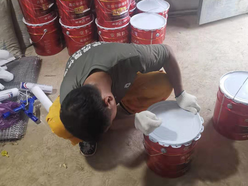 工廠墻裙翻新裝修：在對工廠墻面翻新時，必須先清潔以前的墻。如果粉末很嚴(yán)重，必須將其清理干凈。因為之前的墻壁可能涂有油漆和乳膠漆，所以最好在根除后再進行涂漆。工廠墻面翻新時還要進行拋光，應(yīng)清理原始墻壁上的堅固皮膚和浮動水槽。如果有一小部分墻壁和裂縫，可以用膩子填充。 如果工廠墻面翻新在修復(fù)過程中不全面，并且涂漆過程已經(jīng)完成，那將非常麻煩，等到涂漆項目完成，再去修復(fù)，就很難達到預(yù)期的效果。而且最大的問題是色差問題，所以在修復(fù)工廠墻面時一定要小心、全面，不要給以后的項目增加負(fù)擔(dān)。 一般的工廠面積比較大，工廠墻面翻新時重要是在面漆方面。在上面漆之前，根據(jù)油漆的說明比例搭配，準(zhǔn)備足夠的量以確保所有墻面的顏色相同，免得油漆不足，需要重新調(diào)配，這樣很容易造成色差、不均勻。工廠墻面翻新時，還應(yīng)選擇優(yōu)質(zhì)的涂料滾筒，使油漆質(zhì)地更均勻，更美觀。