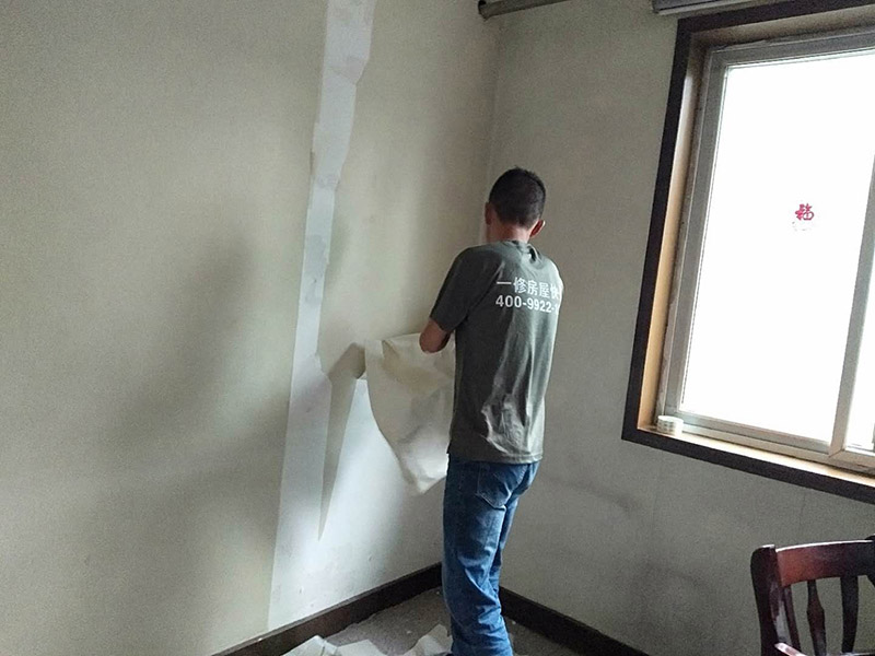 臥室墻紙拆除翻新:墻紙拆除分兩步，首先把表面層揭下，然后再噴水或均勻涂水在基層面，待基層面全部浸水飽合后，即可輕力揭下，最后再用鏟刀清理墻面，修補損壞墻面即可鋪貼墻紙。