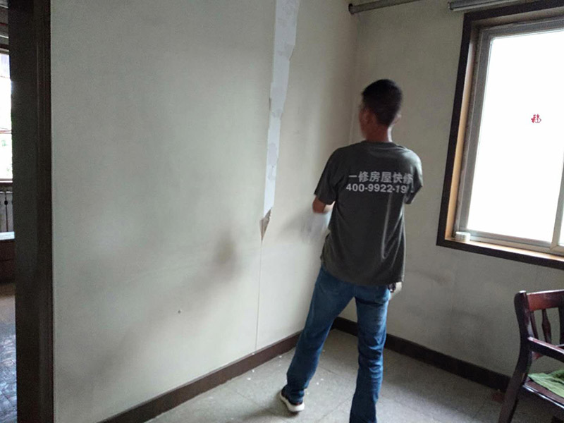 臥室墻紙拆除翻新:墻紙拆除分兩步，首先把表面層揭下，然后再噴水或均勻涂水在基層面，待基層面全部浸水飽合后，即可輕力揭下，最后再用鏟刀清理墻面，修補損壞墻面即可鋪貼墻紙。