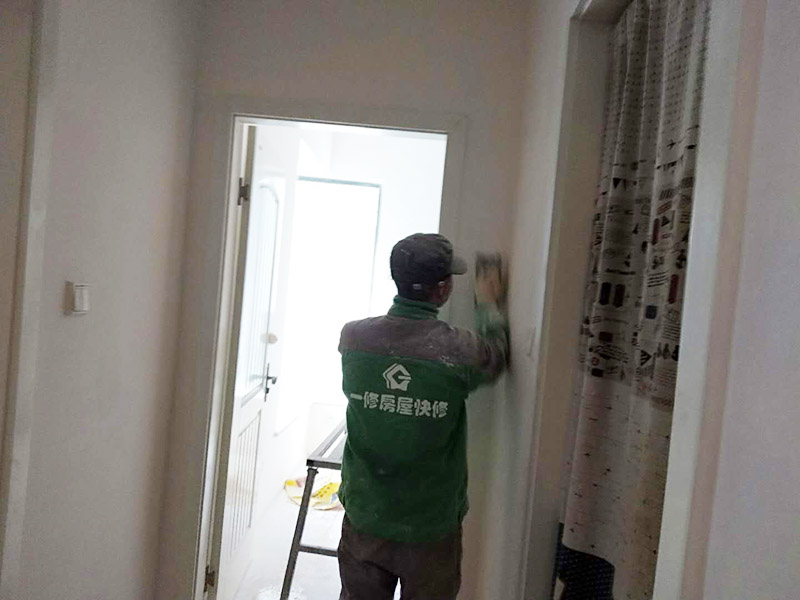 乳膠漆墻面翻新：如果原墻是乳膠漆，且基礎(chǔ)強度較好，經(jīng)簡單打毛修補后可以直接刷漆，但要注意不要破壞原墻漆膜的完整性，也不要用比原墻乳膠漆附著力好太多的乳膠漆，否則容易起皮脫落；如果原墻是刮瓷，則必須產(chǎn)掉重做，其實在這方面只要掌握一個原則，即同等性質(zhì)才能翻新，否則就必須重來。 如果原墻面的漆已經(jīng)不好了的話，再刷上乳膠漆會把以前的乳膠漆泡下來，可以選鮮呼吸SBS強力膠、鮮呼吸卓越型白膠，再刮一遍膩子打磨后再刷乳膠漆。另外，如果經(jīng)濟條件允許，而你對原墻質(zhì)量又不滿意的話，建議最好重做。因為墻面的處理是整個裝修過程中最骯臟的部分，千萬不要圖省事，否則以后會很麻煩。