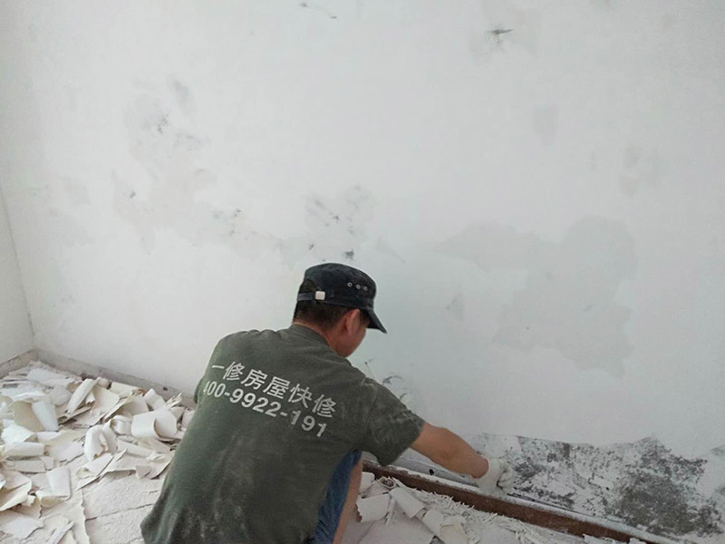 撕墻紙基層翻新：肯定想不到吹風(fēng)機(jī)，它除了可以吹干頭發(fā)以外，還可以通過它散發(fā)出的熱量將墻紙去除，這是因?yàn)榱Ⅲw墻貼背面的膠會因?yàn)榧訜徇^度而在撕的時(shí)候更容易脫膠，當(dāng)溫度大約到達(dá)40度左右，可用手嘗試撕開邊角，如沒發(fā)現(xiàn)脫膠則可以慢慢撕下，針對比較大的款式可以根據(jù)以上辦法逐步去除。 2、如果你家的是PVC材質(zhì)的，也是可以用吹風(fēng)機(jī)來去除的。如果有一小部分膠水殘留的話，是可以擦洗干凈的?；蛘哂脻衩頍岱笥心z的地方，看見膠皮軟化的時(shí)候再慢慢撕或擦就可以了。如果你是粘在玻璃上的話，也是可以直接將它撕下來的，或許在撕的過程中會有許多的膠水殘留在玻璃上，不用擔(dān)心，對于這些殘留的膠水我們可以用酒精或者清洗劑、汽油等物品進(jìn)行擦洗，也可用吹風(fēng)機(jī)進(jìn)行清除。如果你不及時(shí)清除的話，膠水留在玻璃上,時(shí)間長了，被貼與未被貼地方就可能會出現(xiàn)色差。 3、如果不借助任何工具的話，需要找到它的一個(gè)邊角，人盡量的貼近墻面，朝著自己站的方向?qū)⑺p輕的和墻面分離，這樣更容易揭下墻紙。只要你用力平穩(wěn)、力度適中，墻紙就會從慢慢從墻上脫離，如情況有異,則可能它是不可剝離的墻紙。