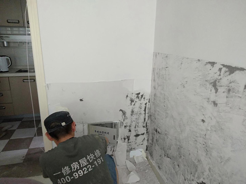 撕墻紙基層翻新：肯定想不到吹風(fēng)機(jī)，它除了可以吹干頭發(fā)以外，還可以通過它散發(fā)出的熱量將墻紙去除，這是因?yàn)榱Ⅲw墻貼背面的膠會因?yàn)榧訜徇^度而在撕的時(shí)候更容易脫膠，當(dāng)溫度大約到達(dá)40度左右，可用手嘗試撕開邊角，如沒發(fā)現(xiàn)脫膠則可以慢慢撕下，針對比較大的款式可以根據(jù)以上辦法逐步去除。 2、如果你家的是PVC材質(zhì)的，也是可以用吹風(fēng)機(jī)來去除的。如果有一小部分膠水殘留的話，是可以擦洗干凈的。或者用濕毛巾熱敷有膠的地方，看見膠皮軟化的時(shí)候再慢慢撕或擦就可以了。如果你是粘在玻璃上的話，也是可以直接將它撕下來的，或許在撕的過程中會有許多的膠水殘留在玻璃上，不用擔(dān)心，對于這些殘留的膠水我們可以用酒精或者清洗劑、汽油等物品進(jìn)行擦洗，也可用吹風(fēng)機(jī)進(jìn)行清除。如果你不及時(shí)清除的話，膠水留在玻璃上,時(shí)間長了，被貼與未被貼地方就可能會出現(xiàn)色差。 3、如果不借助任何工具的話，需要找到它的一個(gè)邊角，人盡量的貼近墻面，朝著自己站的方向?qū)⑺p輕的和墻面分離，這樣更容易揭下墻紙。只要你用力平穩(wěn)、力度適中，墻紙就會從慢慢從墻上脫離，如情況有異,則可能它是不可剝離的墻紙。