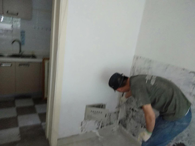 撕墻紙基層翻新：肯定想不到吹風(fēng)機(jī)，它除了可以吹干頭發(fā)以外，還可以通過它散發(fā)出的熱量將墻紙去除，這是因?yàn)榱Ⅲw墻貼背面的膠會因?yàn)榧訜徇^度而在撕的時(shí)候更容易脫膠，當(dāng)溫度大約到達(dá)40度左右，可用手嘗試撕開邊角，如沒發(fā)現(xiàn)脫膠則可以慢慢撕下，針對比較大的款式可以根據(jù)以上辦法逐步去除。 2、如果你家的是PVC材質(zhì)的，也是可以用吹風(fēng)機(jī)來去除的。如果有一小部分膠水殘留的話，是可以擦洗干凈的?；蛘哂脻衩頍岱笥心z的地方，看見膠皮軟化的時(shí)候再慢慢撕或擦就可以了。如果你是粘在玻璃上的話，也是可以直接將它撕下來的，或許在撕的過程中會有許多的膠水殘留在玻璃上，不用擔(dān)心，對于這些殘留的膠水我們可以用酒精或者清洗劑、汽油等物品進(jìn)行擦洗，也可用吹風(fēng)機(jī)進(jìn)行清除。如果你不及時(shí)清除的話，膠水留在玻璃上,時(shí)間長了，被貼與未被貼地方就可能會出現(xiàn)色差。 3、如果不借助任何工具的話，需要找到它的一個(gè)邊角，人盡量的貼近墻面，朝著自己站的方向?qū)⑺p輕的和墻面分離，這樣更容易揭下墻紙。只要你用力平穩(wěn)、力度適中，墻紙就會從慢慢從墻上脫離，如情況有異,則可能它是不可剝離的墻紙。