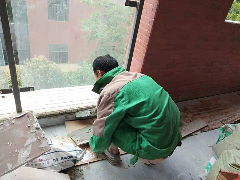 踢腳線安裝：首先需要購買好與地面相匹配的地腳線，一般情況，選擇地腳線的顏色應(yīng)該與鋪設(shè)的地板相似，這樣看起來會(huì)更美觀。接著將墻面進(jìn)行處理，對(duì)于不平整的墻面應(yīng)該車平，還需要講墻面的灰塵處理干凈，在平整無凹凸的墻面上進(jìn)行施工，同時(shí)也需要對(duì)踢腳線的位置進(jìn)行測(cè)量。測(cè)量出安裝踢腳線的長(zhǎng)度之后，根據(jù)墻面的長(zhǎng)度，切割同樣長(zhǎng)度的踢腳線。把踢腳線安裝在墻面上，需要對(duì)墻面進(jìn)行鉆孔，鉆孔結(jié)束后可以使用地板釘將其固定在墻面上。最后基本可以結(jié)束了，安裝完畢之后，可以用濕布對(duì)踢腳線位置進(jìn)行擦洗，進(jìn)行衛(wèi)生清理后就可結(jié)束了。