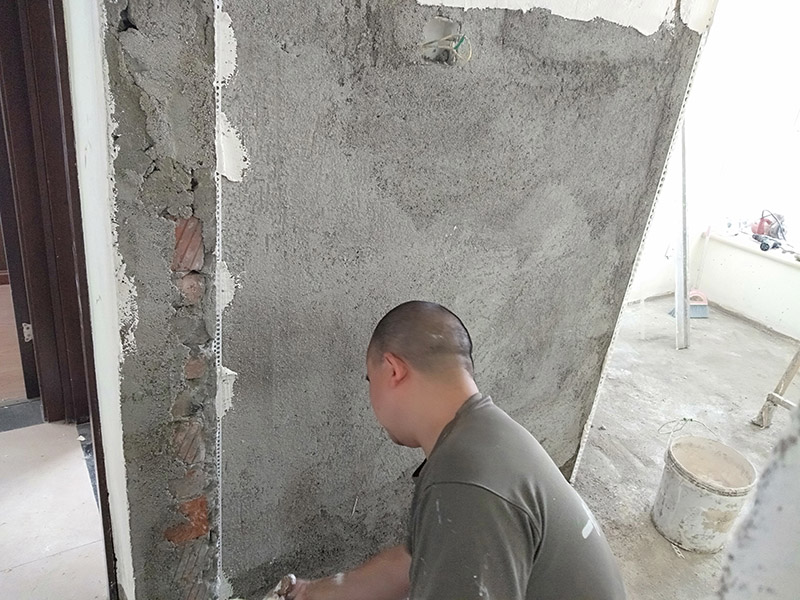 墻面掛網(wǎng)刮石膏找平：膩子的批墻過程有批、刮、碾等，批墻時各位只要注意兩點就可以了。一是批墻一次不要批的太厚，而是應該一層一層很細膩的往上批。這樣批出的墻面不易起殼、脫落。二是要平整，其實這也是批墻的主要目的之一。檢查批墻效果最好是在晚上，用日光燈，或者是白色的節(jié)能燈，對著墻面照，檢查是否平整，不平的地方再手動打磨。批墻的手勢也有很多種這是直線的刮法。墻面的處理程序是先刷膠水一遍，批膩子二到三遍打磨，然后找平。之后是刷油漆，刷配套底漆一遍，面漆二遍。墻面處理大體完成。