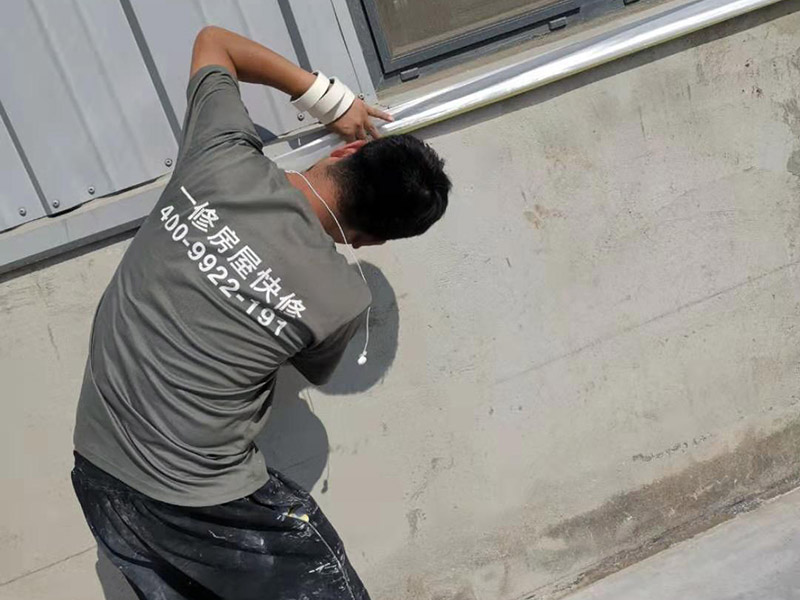 外墻墻裙彈刷涂料:基層清理一澆水濕潤一吊垂直、套方、找規(guī)矩、抹灰餅一抹水泥踢腳或墻裙&mdash;做護角抹水泥窗臺&mdash;墻面充筋&mdash;抹底灰&mdash;修補預留孔洞、電箱槽、盒等&mdash;抹罩面灰 1、粉刷施工前注意天氣情況,避免在雨雪來臨前作業(yè)。2、需要鏟墻皮的墻體,處理好墻壁基層表面,舊墻面必須徹底除去霉斑、油污、浮灰及松脫的涂層,孔漏應及時修補,并用粗砂紙打磨平整。3、粉刷時應掌握由上而下、一筆套一筆、豎刷的原則,也可由左至右的橫刷,切勿漏筆。4、在刷石灰漿的過程中應不斷攪拌石灰漿液,否則石灰漿會沉淀刷后墻面上會出現(xiàn)深淺不一的條紋。5、在新刷的紙筋灰墻上進行粉刷裝飾,須等到外層石灰完全干燥后方可進行,否則會使墻面上出現(xiàn)而影響美化的效果。