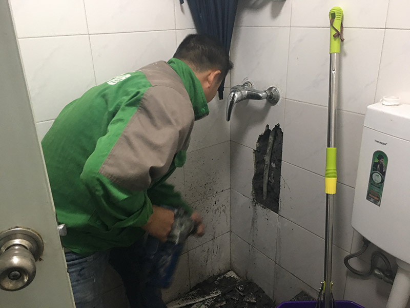 浴室水管漏水維修:除了地板或者天花板以外，可能有時候也會在墻上發(fā)現(xiàn)一塊塊的水漬。墻面滲水的原因可能是淋浴區(qū)墻面的防水層沒有做好，因此水會蔓延到其他的墻面去。另一個可能的原因就是在粉刷墻壁的時候，施作人員沒有等油漆干涂就馬上上第二或者第三層，這樣子會造成水氣悶在墻壁里，產(chǎn)生滲水的問題。 首先我們必須先找出滲漏的源頭，然后再重新施作防水層。另外如果你需要把舊的油漆層換掉、再重新涂上防水漆的時候，要記得要等第一層完全干透后再繼續(xù)后續(xù)的粉刷程序。