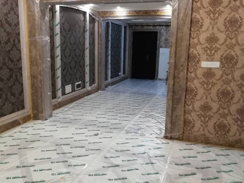 別墅全屋翻新保護：在施工過程中，有些分項、分部工程已經(jīng)完成，其他工程尚在施工，或者某些部位已經(jīng)完成，其他部位正在施工，如果對已完成的 成品，不采取妥善的措施加以 保護，就會造成損傷，影響質(zhì)量。這樣，不僅會增加修補工作量，浪費工料，拖延工期；更嚴(yán)重的是有的損傷難以恢復(fù)到原料，成為永久性的缺陷。因此，搞好成品保護，是一項關(guān)系到確保工程質(zhì)量、降低工程成本，按期竣工的重要環(huán)節(jié)