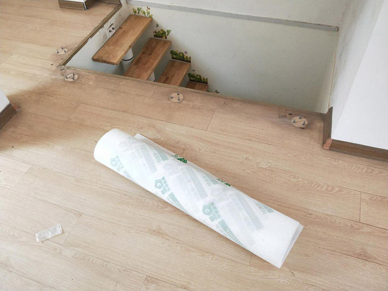 全屋家具保護(hù)案例：房屋整體裝修完成后再將家具進(jìn)行定制安裝，所以在安裝過程中可能會(huì)對(duì)已經(jīng)裝修好的工程造成些許損壞，這個(gè)時(shí)候就需要注意對(duì)家中的地面、墻面、門窗等進(jìn)行保護(hù)，以免造成不要的損壞。水管電線是在房屋裝修時(shí)就已經(jīng)改造好了，在定制家具的安裝過程中要注意盡量不要改動(dòng)墻面的水管電線，因?yàn)槿绻脑觳缓镁蜁?huì)造成家里用水用電不便，甚至可能會(huì)引起事故。