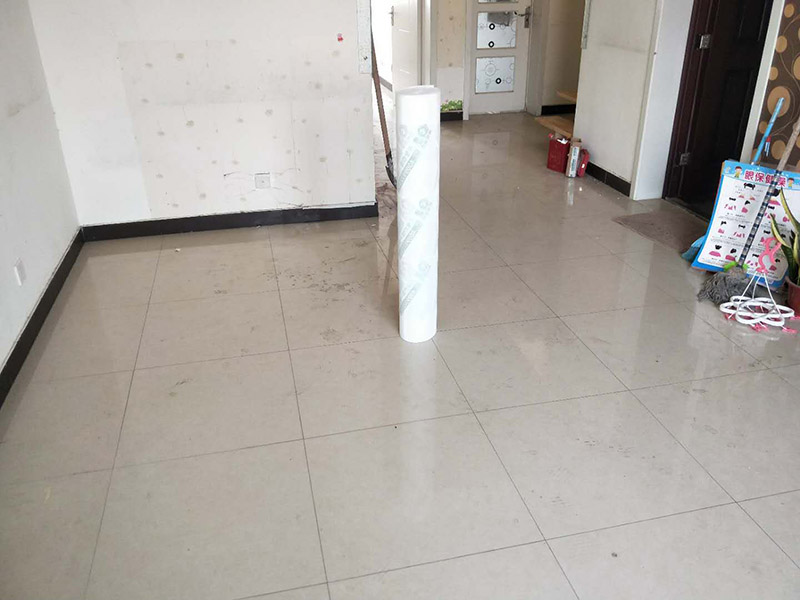 全屋家具保護(hù)案例：房屋整體裝修完成后再將家具進(jìn)行定制安裝，所以在安裝過程中可能會(huì)對(duì)已經(jīng)裝修好的工程造成些許損壞，這個(gè)時(shí)候就需要注意對(duì)家中的地面、墻面、門窗等進(jìn)行保護(hù)，以免造成不要的損壞。水管電線是在房屋裝修時(shí)就已經(jīng)改造好了，在定制家具的安裝過程中要注意盡量不要改動(dòng)墻面的水管電線，因?yàn)槿绻脑觳缓镁蜁?huì)造成家里用水用電不便，甚至可能會(huì)引起事故。