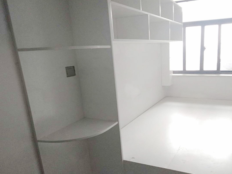 次臥榻榻米安裝：榻榻米的地臺也是有規(guī)格大小的，通常地臺的高度為420mm左右。20mm是地板的高度。根據地臺的大小來制作不同尺寸的箱體，在地臺外邊的箱體可設計成抽屜，這樣使用更加方便。制作好箱體之后，就要開始連接箱體，要固定箱體與箱體的位置，然后固定好箱體與墻體的連接。再根據箱體的規(guī)格大小制作好蓋板和外觀造型，同時打磨拋光。箱體連接好之后，榻榻米的地臺就完工了，然后我們可以刷上油漆，將榻榻米墊放上去。