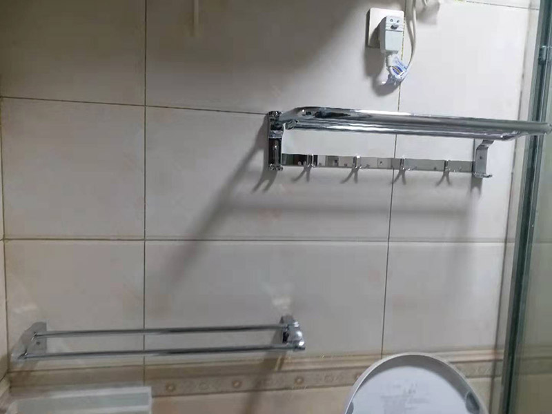 衛(wèi)浴五金安裝：衛(wèi)浴五金掛件，泛指安裝在衛(wèi)生間、浴室墻壁上，用于放置或掛晾清潔用品、毛巾衣物等物品的金屬制品，通常包括衣鉤、杯架、浴巾架、毛巾架、紙巾架、肥皂煙灰缸、置物架等，是浴室內(nèi)細小卻實用的重要組成部分。五金件安裝通常是在瓷磚鋪貼完成后，在瓷磚上鉆孔，然后將木楔嵌入孔中，再在上面用螺絲或膨脹螺絲將五金掛件進行固定。建議請專業(yè)的師傅用玻璃鉆頭先開出瓷磚的孔再用沖擊鉆打水泥，避免打裂瓷磚。 