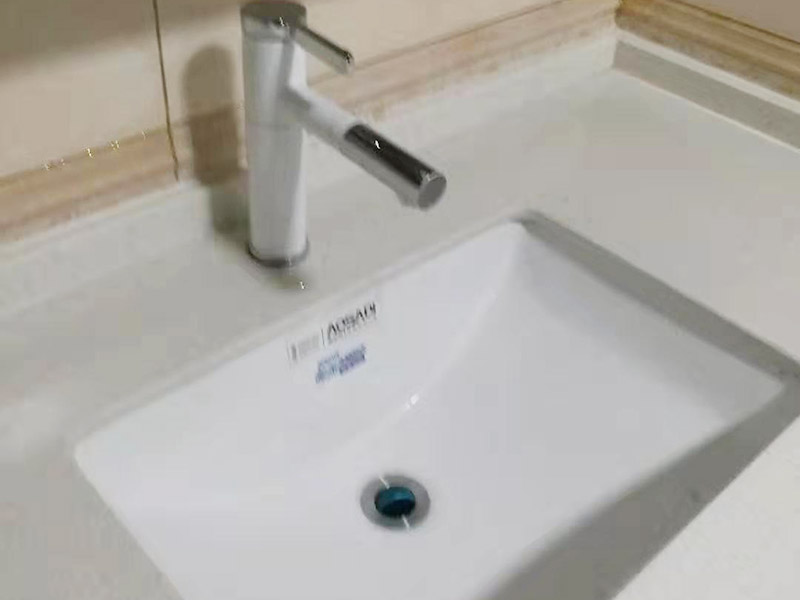 衛(wèi)浴五金安裝：衛(wèi)浴五金掛件，泛指安裝在衛(wèi)生間、浴室墻壁上，用于放置或掛晾清潔用品、毛巾衣物等物品的金屬制品，通常包括衣鉤、杯架、浴巾架、毛巾架、紙巾架、肥皂煙灰缸、置物架等，是浴室內(nèi)細小卻實用的重要組成部分。五金件安裝通常是在瓷磚鋪貼完成后，在瓷磚上鉆孔，然后將木楔嵌入孔中，再在上面用螺絲或膨脹螺絲將五金掛件進行固定。建議請專業(yè)的師傅用玻璃鉆頭先開出瓷磚的孔再用沖擊鉆打水泥，避免打裂瓷磚。 