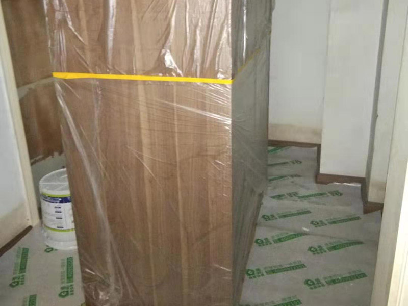 全屋家具成品保護(hù)：滿(mǎn)鋪成品瓦楞紙板，再用干凈彩條布滿(mǎn)鋪在普通石膏板上，在彩條布交接處及轉(zhuǎn)角處用膠帶固定，也可選用木芯板或三夾板。材料選用視上人、車(chē)情況而定。 所有成品飾面板在安裝好后必須用PE保護(hù)膜覆蓋包起來(lái)，所有成品飾面板的陽(yáng)角位必須用硬質(zhì)紙護(hù)角或泡沫棉進(jìn)行保護(hù)性包裝，防止交被其他施工人員碰撞。 1、入戶(hù)門(mén)扇用公司統(tǒng)一的門(mén)貼進(jìn)行全面包裹保護(hù)，用透明膠帶將保護(hù)膜粘貼牢固平整。 2、用標(biāo)準(zhǔn)保護(hù)膜將門(mén)框三面保護(hù)完整并固定牢固。 3、工程完工后拆除保護(hù)膜時(shí)如果有粘貼時(shí)的膠痕，應(yīng)用酒精或?qū)Ｓ玫那逦蹌┣宄z痕。