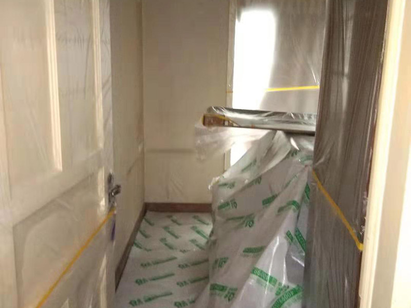 全屋家具成品保護(hù)：滿(mǎn)鋪成品瓦楞紙板，再用干凈彩條布滿(mǎn)鋪在普通石膏板上，在彩條布交接處及轉(zhuǎn)角處用膠帶固定，也可選用木芯板或三夾板。材料選用視上人、車(chē)情況而定。 所有成品飾面板在安裝好后必須用PE保護(hù)膜覆蓋包起來(lái)，所有成品飾面板的陽(yáng)角位必須用硬質(zhì)紙護(hù)角或泡沫棉進(jìn)行保護(hù)性包裝，防止交被其他施工人員碰撞。 1、入戶(hù)門(mén)扇用公司統(tǒng)一的門(mén)貼進(jìn)行全面包裹保護(hù)，用透明膠帶將保護(hù)膜粘貼牢固平整。 2、用標(biāo)準(zhǔn)保護(hù)膜將門(mén)框三面保護(hù)完整并固定牢固。 3、工程完工后拆除保護(hù)膜時(shí)如果有粘貼時(shí)的膠痕，應(yīng)用酒精或?qū)Ｓ玫那逦蹌┣宄z痕。