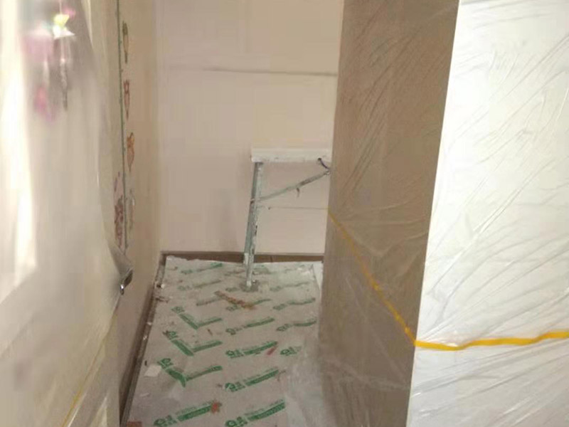 全屋家具成品保護(hù)：滿(mǎn)鋪成品瓦楞紙板，再用干凈彩條布滿(mǎn)鋪在普通石膏板上，在彩條布交接處及轉(zhuǎn)角處用膠帶固定，也可選用木芯板或三夾板。材料選用視上人、車(chē)情況而定。 所有成品飾面板在安裝好后必須用PE保護(hù)膜覆蓋包起來(lái)，所有成品飾面板的陽(yáng)角位必須用硬質(zhì)紙護(hù)角或泡沫棉進(jìn)行保護(hù)性包裝，防止交被其他施工人員碰撞。 1、入戶(hù)門(mén)扇用公司統(tǒng)一的門(mén)貼進(jìn)行全面包裹保護(hù)，用透明膠帶將保護(hù)膜粘貼牢固平整。 2、用標(biāo)準(zhǔn)保護(hù)膜將門(mén)框三面保護(hù)完整并固定牢固。 3、工程完工后拆除保護(hù)膜時(shí)如果有粘貼時(shí)的膠痕，應(yīng)用酒精或?qū)Ｓ玫那逦蹌┣宄z痕。