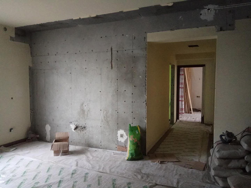 客廳墻面鏟除維修：在進行客廳老墻面的翻新處理的時候要注意將老墻面的原有裝修和裝飾都一并的清除。如果老墻面是裝修了一兩年的，則可以只使用鋼刷和砂紙打磨墻面，讓墻面變得干凈平整之后開始新的乳膠漆粉刷工作，如果是裝修時間很長磨損很嚴(yán)重的老墻面，則需要用鏟子將墻面的原有裝修都鏟除，之后再刷上膩子開始新的粉刷工作。老墻面的水泥層都有可能存在損壞嚴(yán)重的情況，可以將損壞的墻面部分全部鏟除，之后再使用水泥進行涂抹。這樣干凈齊整的墻面更有利于墻面的粉刷效果。在進行乳膠漆的涂刷之前先要計算好所有墻面需要的乳膠漆量，一次配好，避免二次配方產(chǎn)生色差的問題，從而導(dǎo)致墻面顏色不一致影響效果。在進行涂刷的時候也要從上到下順著一個方向進行涂刷。