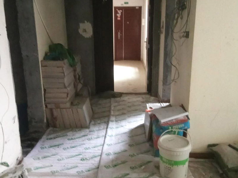 客廳墻面鏟除維修：在進行客廳老墻面的翻新處理的時候要注意將老墻面的原有裝修和裝飾都一并的清除。如果老墻面是裝修了一兩年的，則可以只使用鋼刷和砂紙打磨墻面，讓墻面變得干凈平整之后開始新的乳膠漆粉刷工作，如果是裝修時間很長磨損很嚴(yán)重的老墻面，則需要用鏟子將墻面的原有裝修都鏟除，之后再刷上膩子開始新的粉刷工作。老墻面的水泥層都有可能存在損壞嚴(yán)重的情況，可以將損壞的墻面部分全部鏟除，之后再使用水泥進行涂抹。這樣干凈齊整的墻面更有利于墻面的粉刷效果。在進行乳膠漆的涂刷之前先要計算好所有墻面需要的乳膠漆量，一次配好，避免二次配方產(chǎn)生色差的問題，從而導(dǎo)致墻面顏色不一致影響效果。在進行涂刷的時候也要從上到下順著一個方向進行涂刷。