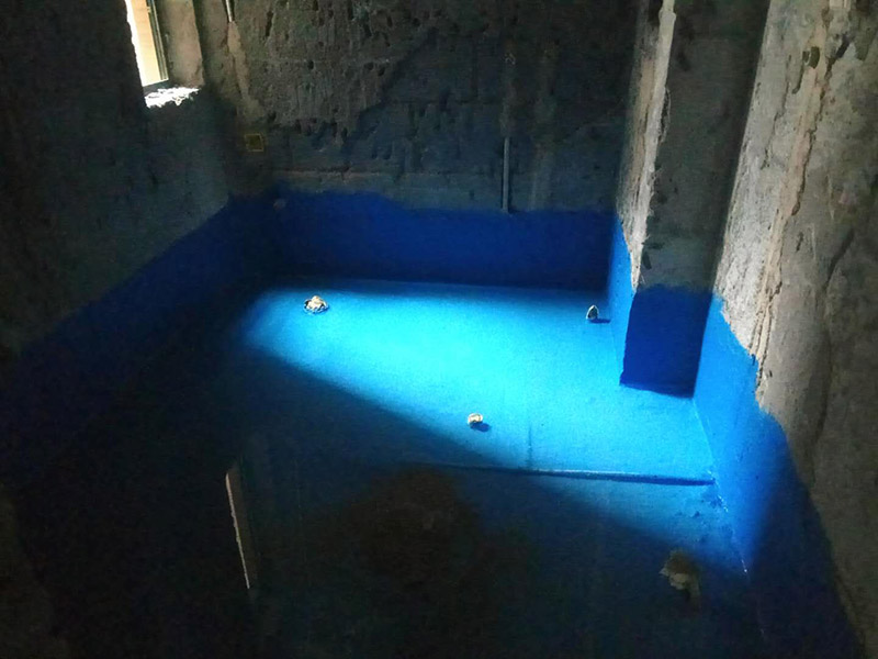 客廳墻面鏟除維修：在進行客廳老墻面的翻新處理的時候要注意將老墻面的原有裝修和裝飾都一并的清除。如果老墻面是裝修了一兩年的，則可以只使用鋼刷和砂紙打磨墻面，讓墻面變得干凈平整之后開始新的乳膠漆粉刷工作，如果是裝修時間很長磨損很嚴(yán)重的老墻面，則需要用鏟子將墻面的原有裝修都鏟除，之后再刷上膩子開始新的粉刷工作。老墻面的水泥層都有可能存在損壞嚴(yán)重的情況，可以將損壞的墻面部分全部鏟除，之后再使用水泥進行涂抹。這樣干凈齊整的墻面更有利于墻面的粉刷效果。在進行乳膠漆的涂刷之前先要計算好所有墻面需要的乳膠漆量，一次配好，避免二次配方產(chǎn)生色差的問題，從而導(dǎo)致墻面顏色不一致影響效果。在進行涂刷的時候也要從上到下順著一個方向進行涂刷。