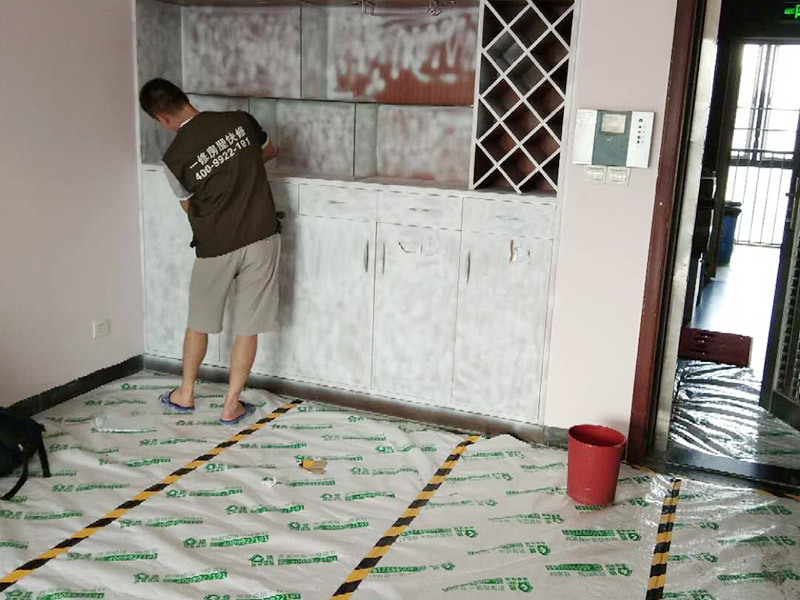 家具翻新地板保護(hù)：家具是比較容易折舊的，特別是一些上了油漆的家具，在用了很長的時(shí)間以后就會(huì)出現(xiàn)退色或者是漆面掉皮的現(xiàn)象，家具的體積一般都比較大，而且家具的價(jià)格也很高，導(dǎo)致了舊家具的更換有很多的困難。 1.混油飾面工藝做法：先用粗砂紙打磨掉舊油漆，然后披刮原子灰，干透后用細(xì)砂紙打磨平整，刷底漆一遍，打磨，再刷面漆若干遍，再打磨，最后噴面漆一遍。 2.清油飾面工藝做法：先用粗砂紙打磨掉舊油漆，然后披刮原子灰，干透后用細(xì)砂紙打磨平整，色漆做搓色處理，打磨，刷底漆一遍，打磨，再刷面漆若干!