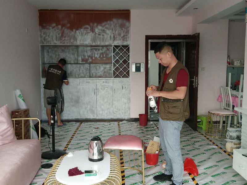 家具翻新地板保護(hù)：家具是比較容易折舊的，特別是一些上了油漆的家具，在用了很長的時(shí)間以后就會(huì)出現(xiàn)退色或者是漆面掉皮的現(xiàn)象，家具的體積一般都比較大，而且家具的價(jià)格也很高，導(dǎo)致了舊家具的更換有很多的困難。 1.混油飾面工藝做法：先用粗砂紙打磨掉舊油漆，然后披刮原子灰，干透后用細(xì)砂紙打磨平整，刷底漆一遍，打磨，再刷面漆若干遍，再打磨，最后噴面漆一遍。 2.清油飾面工藝做法：先用粗砂紙打磨掉舊油漆，然后披刮原子灰，干透后用細(xì)砂紙打磨平整，色漆做搓色處理，打磨，刷底漆一遍，打磨，再刷面漆若干!