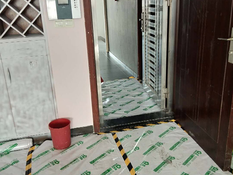 家具翻新地板保護(hù)：家具是比較容易折舊的，特別是一些上了油漆的家具，在用了很長的時(shí)間以后就會(huì)出現(xiàn)退色或者是漆面掉皮的現(xiàn)象，家具的體積一般都比較大，而且家具的價(jià)格也很高，導(dǎo)致了舊家具的更換有很多的困難。 1.混油飾面工藝做法：先用粗砂紙打磨掉舊油漆，然后披刮原子灰，干透后用細(xì)砂紙打磨平整，刷底漆一遍，打磨，再刷面漆若干遍，再打磨，最后噴面漆一遍。 2.清油飾面工藝做法：先用粗砂紙打磨掉舊油漆，然后披刮原子灰，干透后用細(xì)砂紙打磨平整，色漆做搓色處理，打磨，刷底漆一遍，打磨，再刷面漆若干!