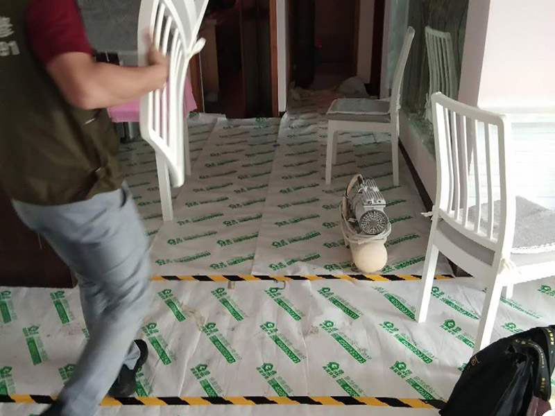 家具翻新地板保護(hù)：家具是比較容易折舊的，特別是一些上了油漆的家具，在用了很長的時(shí)間以后就會(huì)出現(xiàn)退色或者是漆面掉皮的現(xiàn)象，家具的體積一般都比較大，而且家具的價(jià)格也很高，導(dǎo)致了舊家具的更換有很多的困難。 1.混油飾面工藝做法：先用粗砂紙打磨掉舊油漆，然后披刮原子灰，干透后用細(xì)砂紙打磨平整，刷底漆一遍，打磨，再刷面漆若干遍，再打磨，最后噴面漆一遍。 2.清油飾面工藝做法：先用粗砂紙打磨掉舊油漆，然后披刮原子灰，干透后用細(xì)砂紙打磨平整，色漆做搓色處理，打磨，刷底漆一遍，打磨，再刷面漆若干!